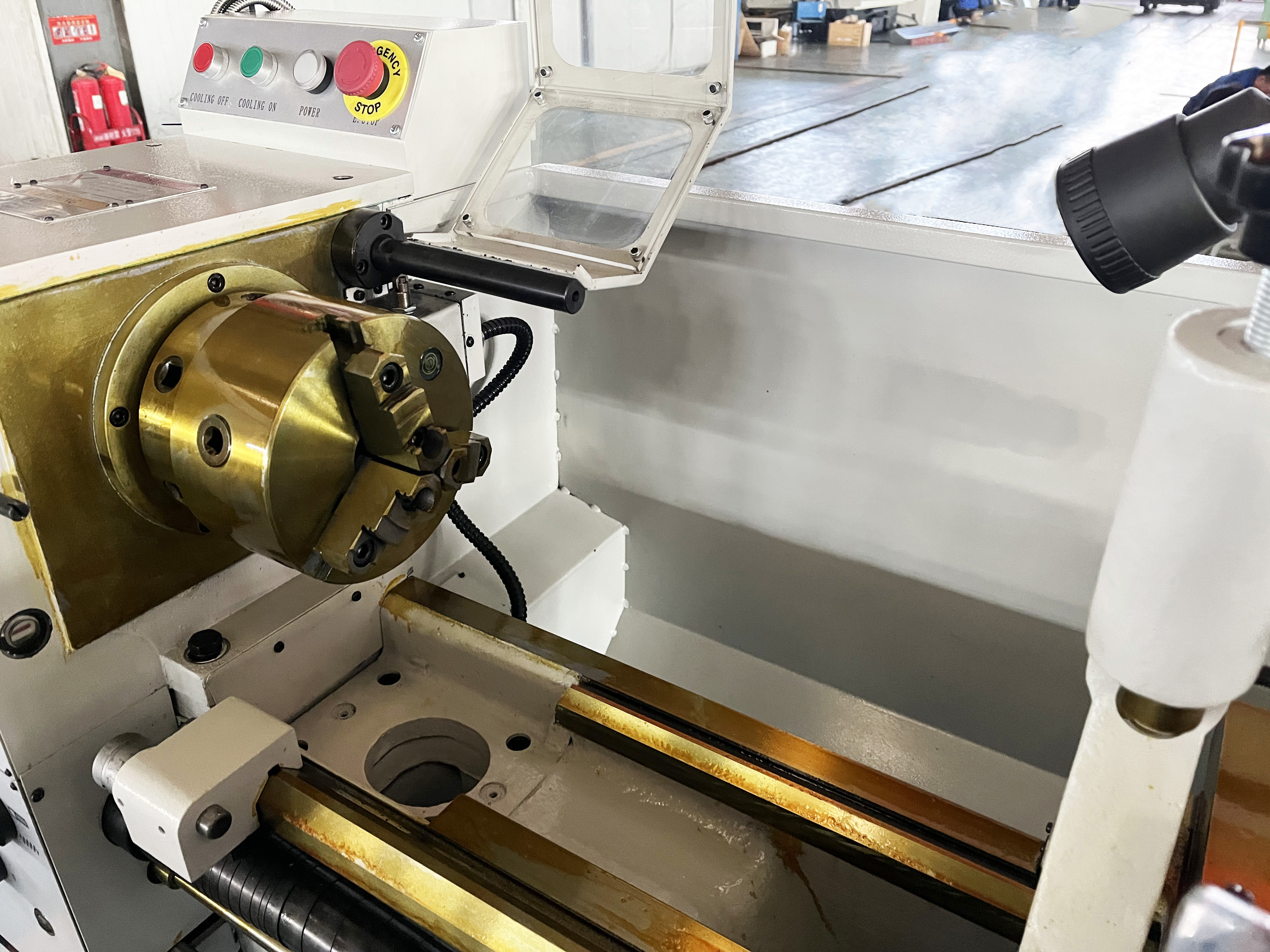 Horizontal lathe saddle‑type manual metal lathe for threading, facing and taper turning operations